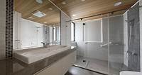 木頭的天花板為冷色調的浴室注入溫度，而寬敞的淋浴間因為透明的材質顯得更大~