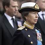 Queen Elizabeth%3A The British Monarchy at Work s%C3%A9rie de televis%C3%A3o1