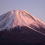 What attractions can be found around Mount Fuji?3