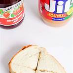 sf man hands out peanut butter jelly sandwich to hungry on thanksgiving4