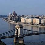 where is budapest located in which country in the middle2