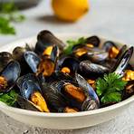 eating raw mussels in shell2