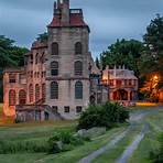 How many rooms does Fonthill Castle have?3