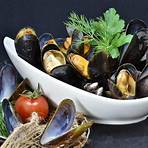 eating raw mussels in shell4