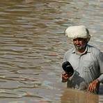 pakistan six video karachi under flood tv show2