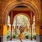 what is the name of the palace in spain granada and seville near3
